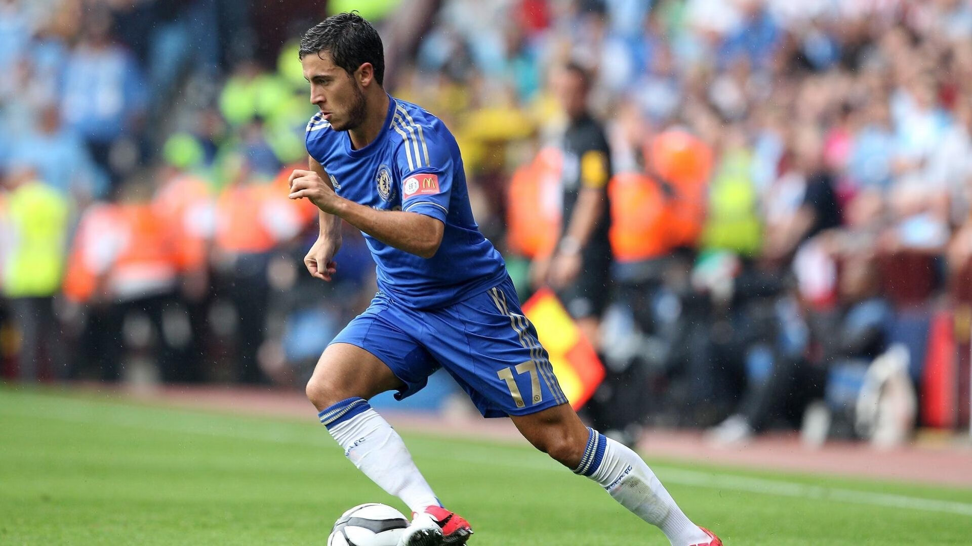 东亚杯国足迎战 球迷现场加油声不断,东亚杯国足大名单